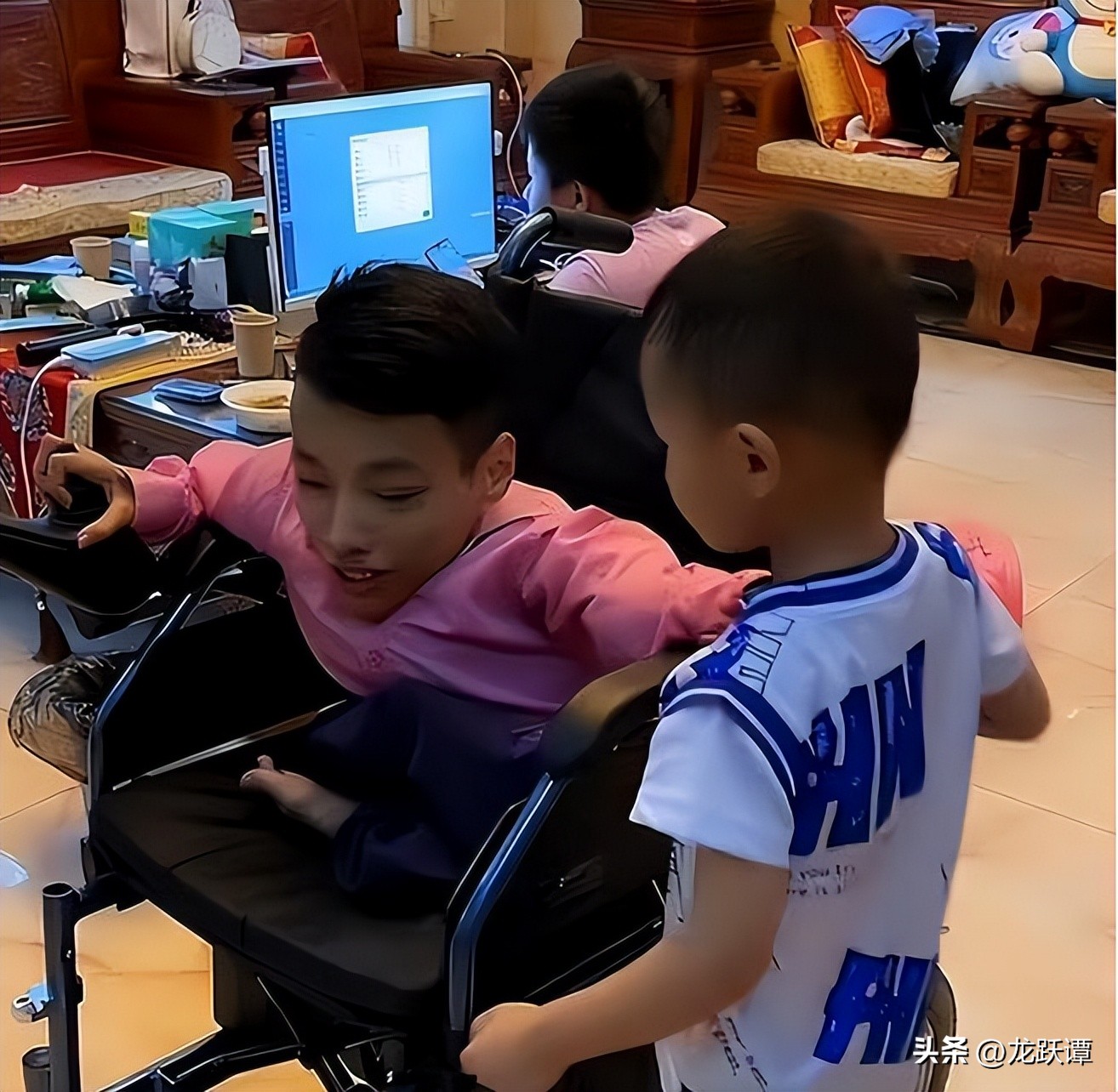 韬环鍗冧嚎鐨勫瘜璞潗杞濞跺コ绉樹功,90鍘樼背琚栫弽鎬昏