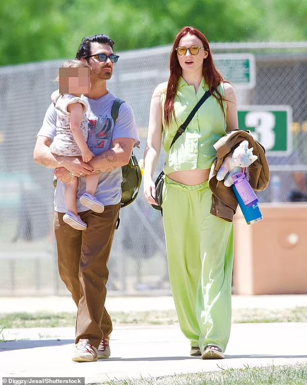 26岁索菲特纳挺孕肚出街,索菲特纳年轻