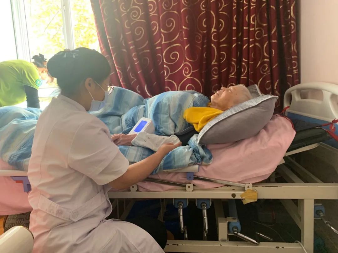 给老人洗澡一年没洗,为老人洗一次澡