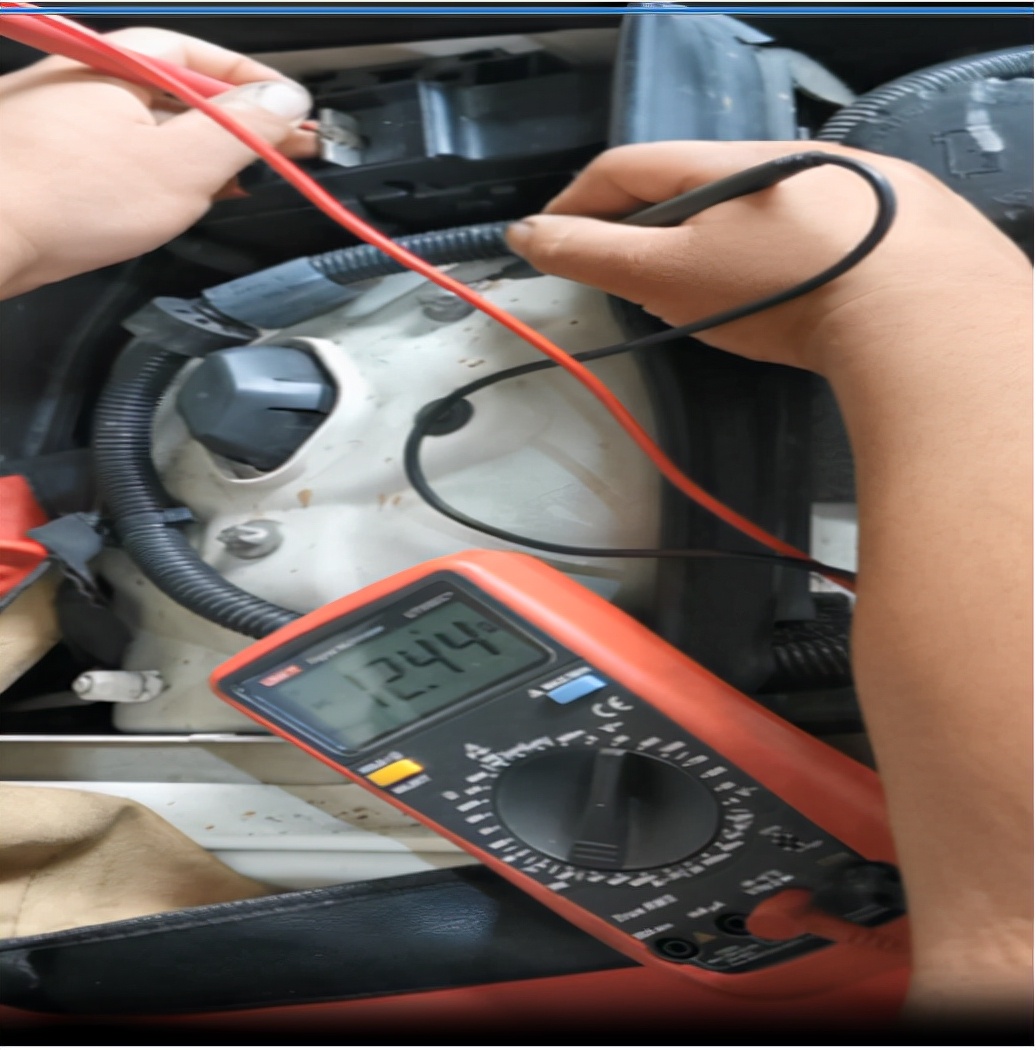 奔驰c63发电机输出端存在故障,奔驰c63amg