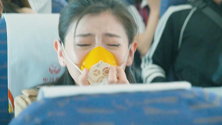 飞机挡风破裂数百人被困万米高空,玻璃破裂飞机迫降视频