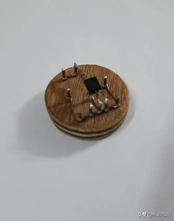 555芯片定时器工作原理,555定时器构成单稳态触发器