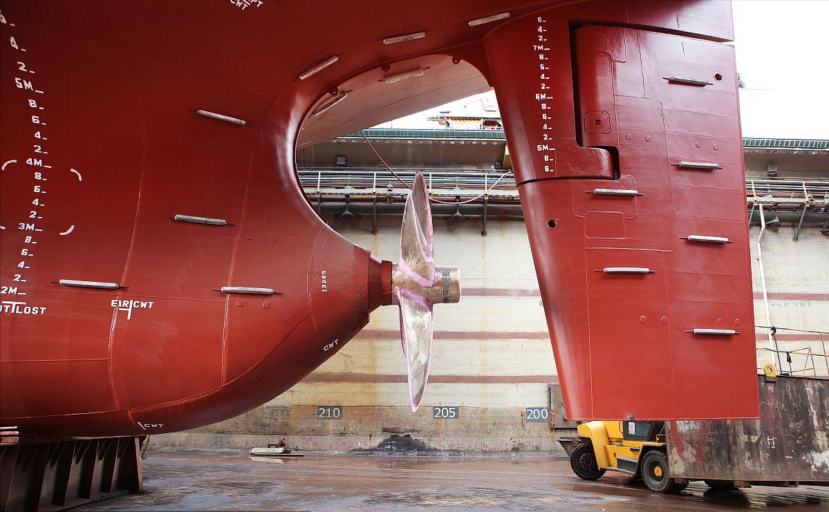 螺旋桨推动船前进是什么原理呢,轮船螺旋桨有多厉害