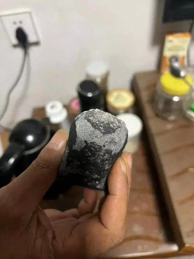 浙江坠落陨石是什么陨石,陨石在天空爆炸神秘事件