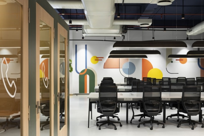 利用树木大小的室内植物模糊了办公室内外空间的界限