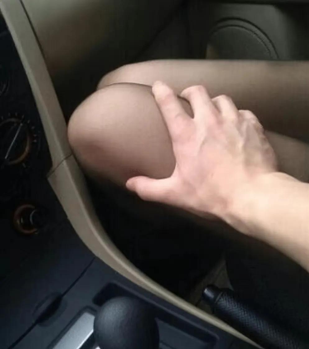 女学员遭遇极品“色教练”，得寸进尺，咸猪手伸向大腿内侧