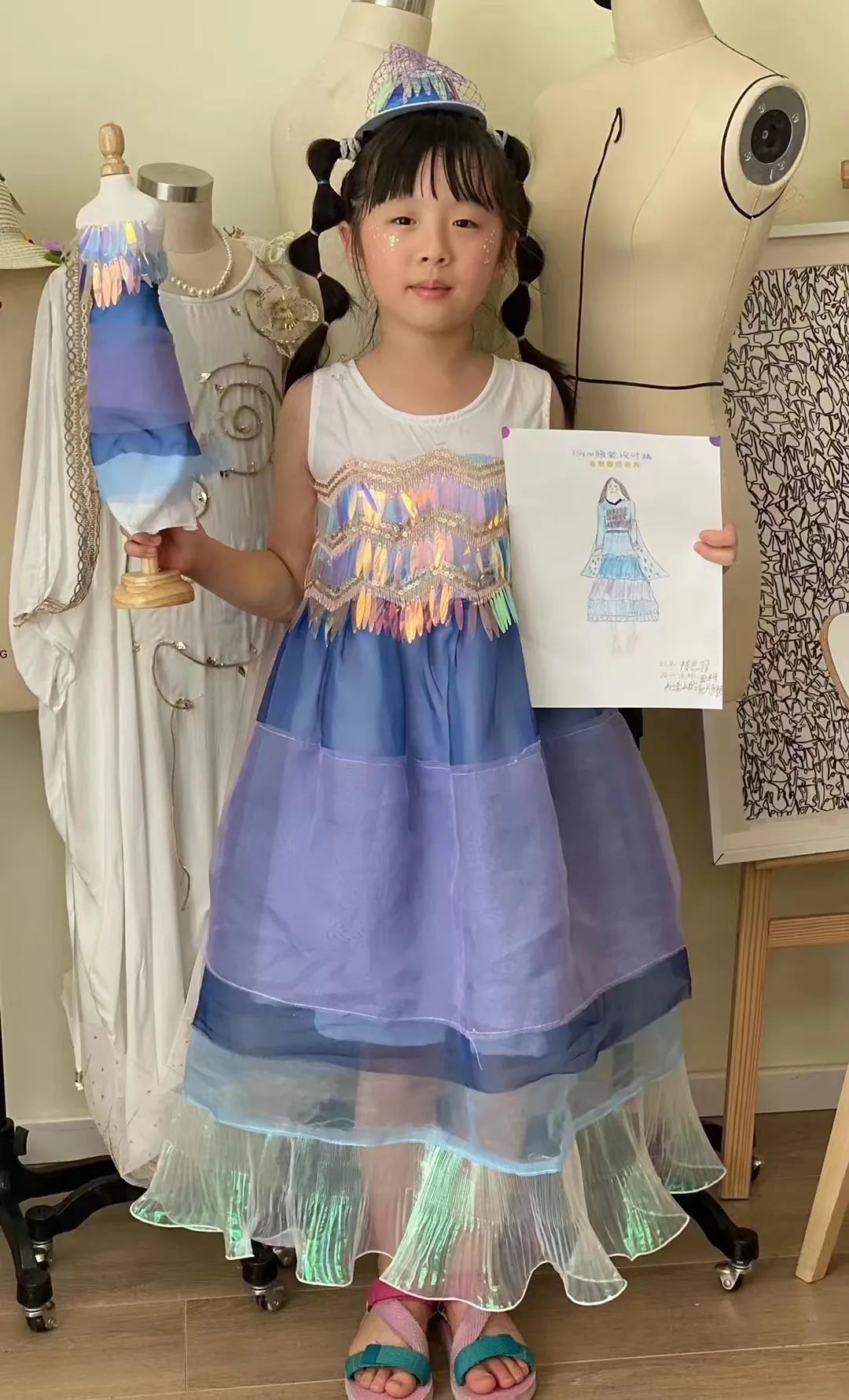 母亲抵抗应试教育后动摇：8岁天才女儿画电视片头，在学校交白卷