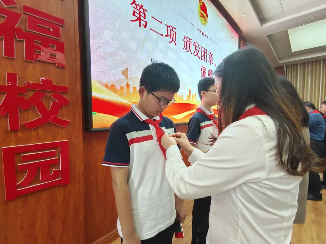 青春心向党扬帆梦起航入团仪式,离队入团仪式主题