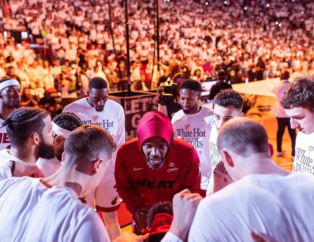 场均24分后卫报销，老大伤停！逼疯无数人的球队文化反而救了他们