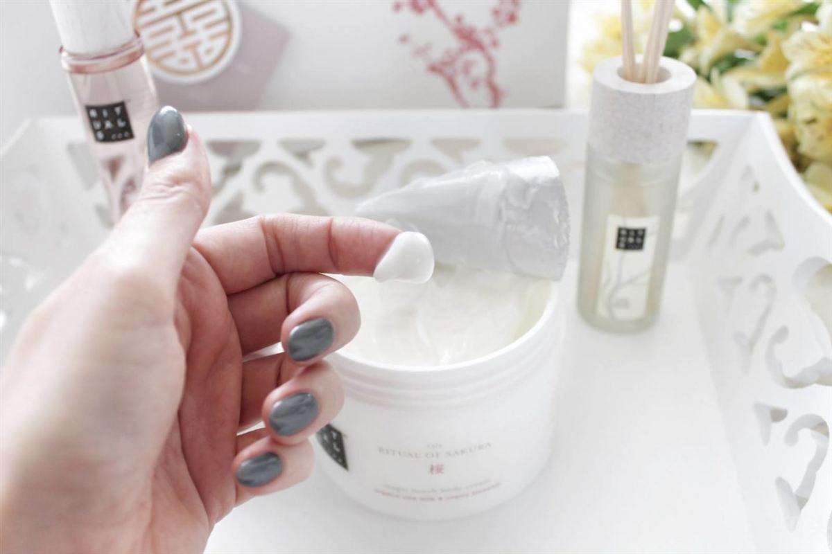 过了40岁，我不会把钱花在这13种护肤品上：省钱了，皮肤也更好了