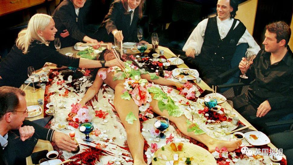 让全裸女模特当餐盘，寿司放身上供宾客享用，9岁女儿也在场