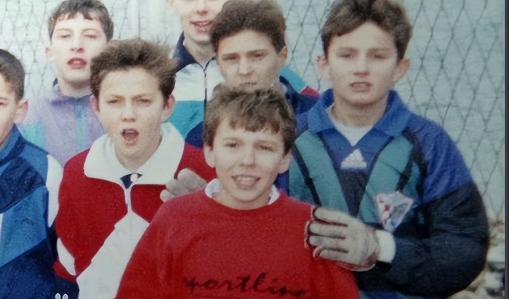 两位锋霸的故事，一个还在场上驰骋，一个坐在了教练席