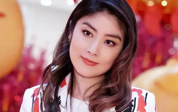 长了一张风情万种的脸下一句,看似清纯实际丰富情史女明星