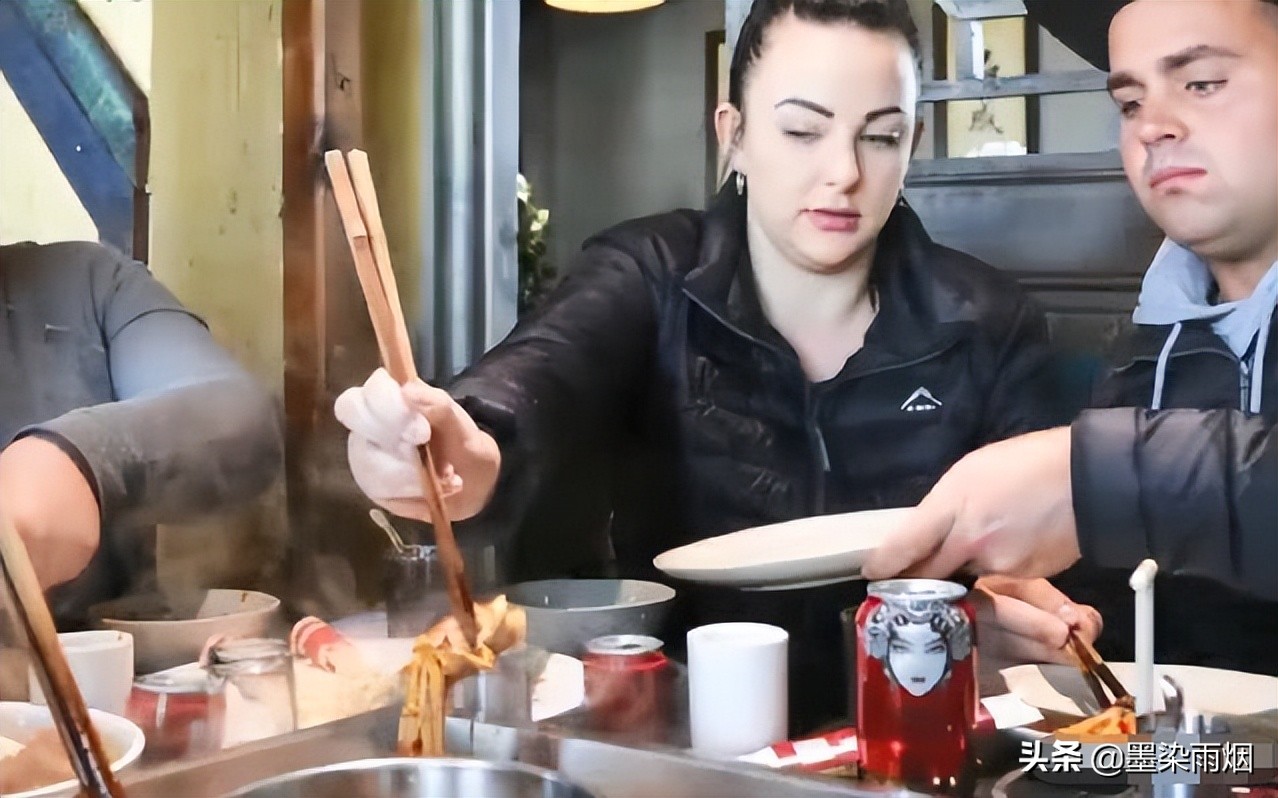 美国小伙把中国美食带回家，父母吃了立马被征服：中国火锅美味