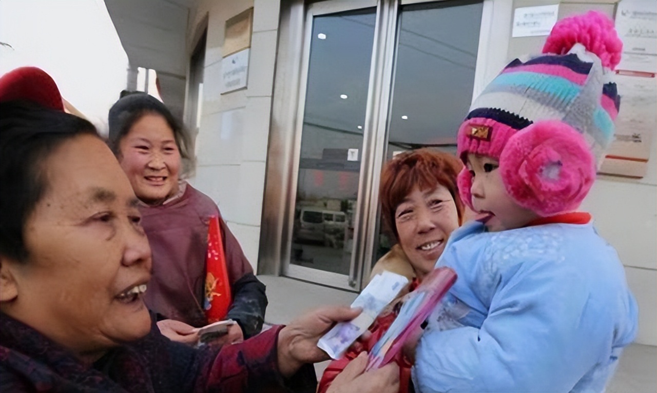 广西过年给侄孙小孩红包能给300吗,过年发给侄子666红包被娘家妈嫌少