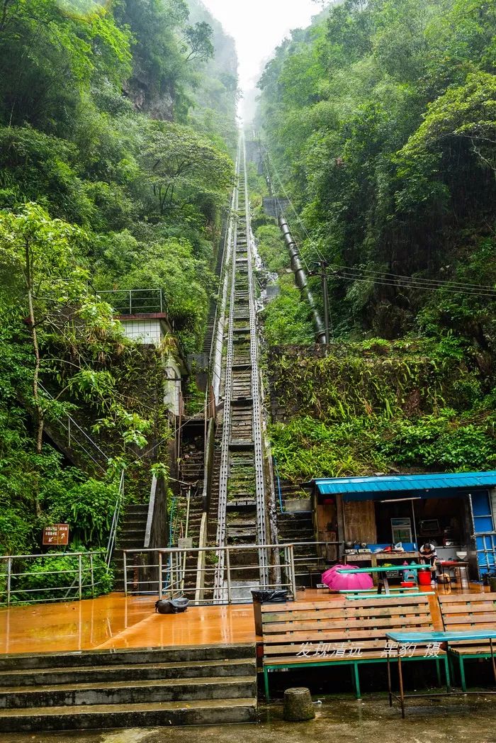户外徒步登山赏冰瀑,广东户外徒步登山风景最美