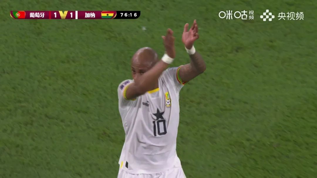 他童年踢的足球,就是把垃圾塞进袜子里