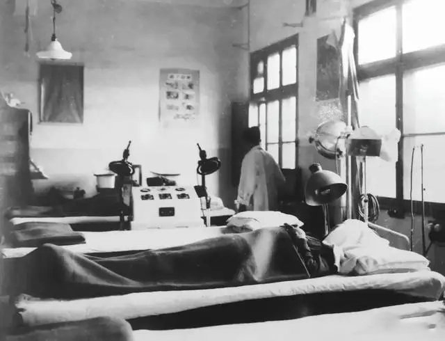 56年上海传染病院来一老农，浑身滚烫口鼻冒血，医生检查表情诡异