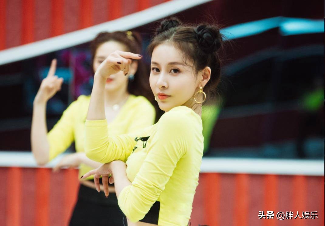 娱乐圈又现“女海王”？自曝送导演安全裤，被曝傍多个富家公子