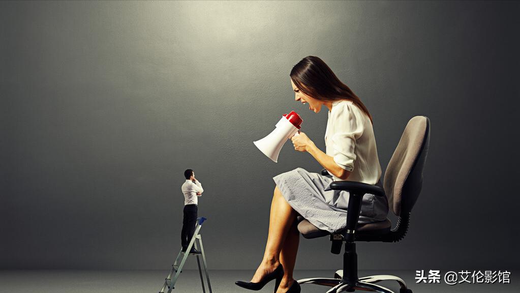 湖北一男子陪媳妇买东西，偷偷暗语买烟，收银员秒懂：男人的默契