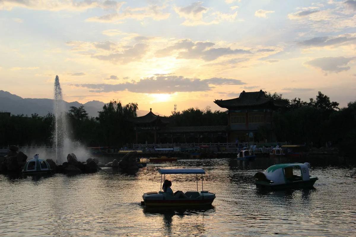 金川公园夜游图片,雨中的金川公园
