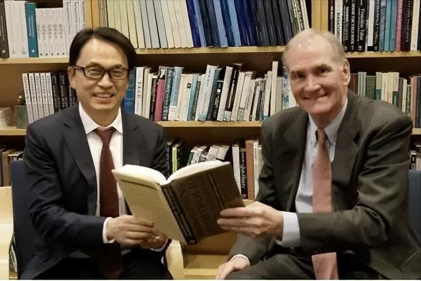 从学渣到投资大神,回报率比巴菲特还高,5000亿资产如今巨亏裁员