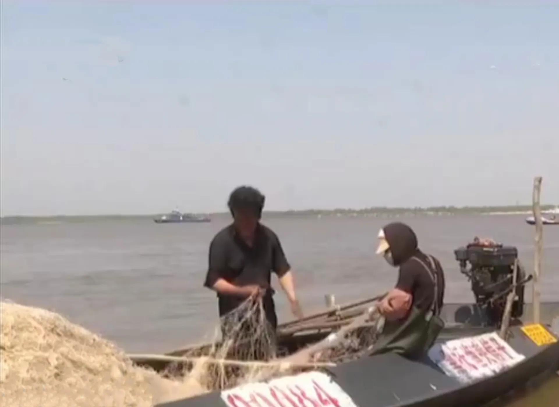 渔民误捕“海猪”果断放生,黑龙江渔民捕获300斤重大鱼放生