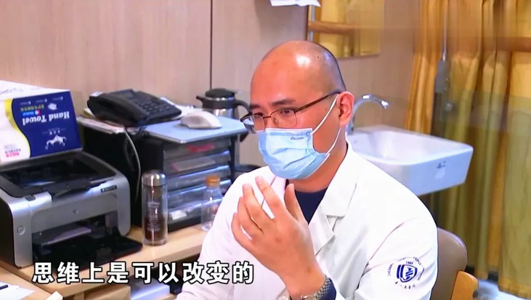 姑娘相亲见面紧张,姑娘相亲刚聊几句就把小伙气崩溃