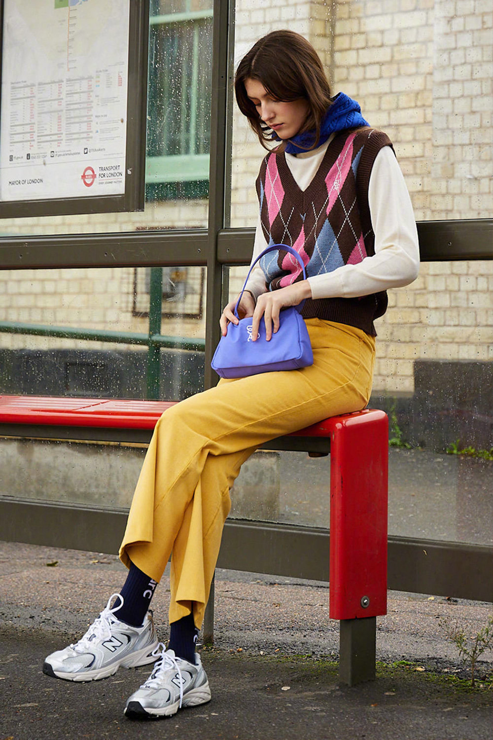 比中性色时髦、比鲜艳色大气，“复古色调”为什么又火了？