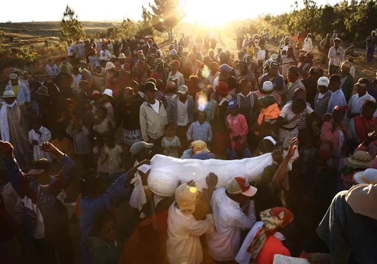 真实诡异丧葬,中国十大恐怖丧葬习俗