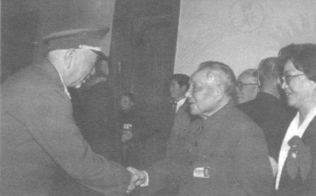 1982年，海军水兵左手敬军礼，*华清刘**看后气得欲砸电视