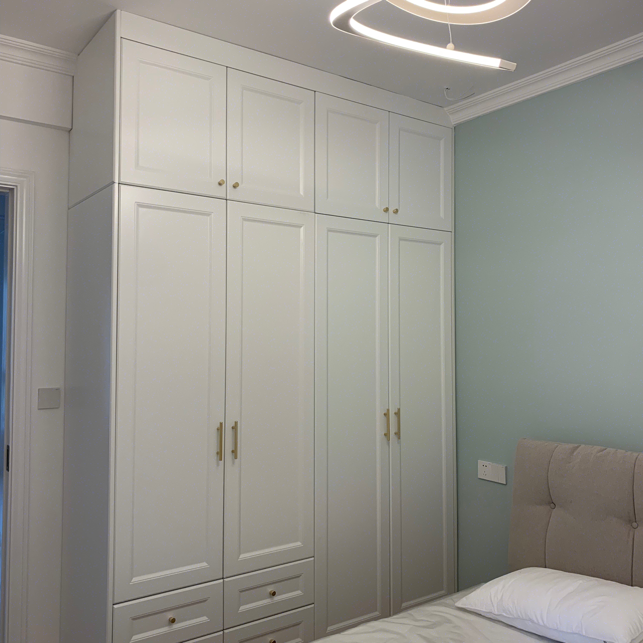 三聚氰胺板和压贴板哪个做衣柜好,刨花板三聚氰胺板适合做什么家具