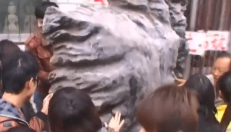 老汉花1200万买羊脂白玉,农村小伙摆地摊2天赚了一万块