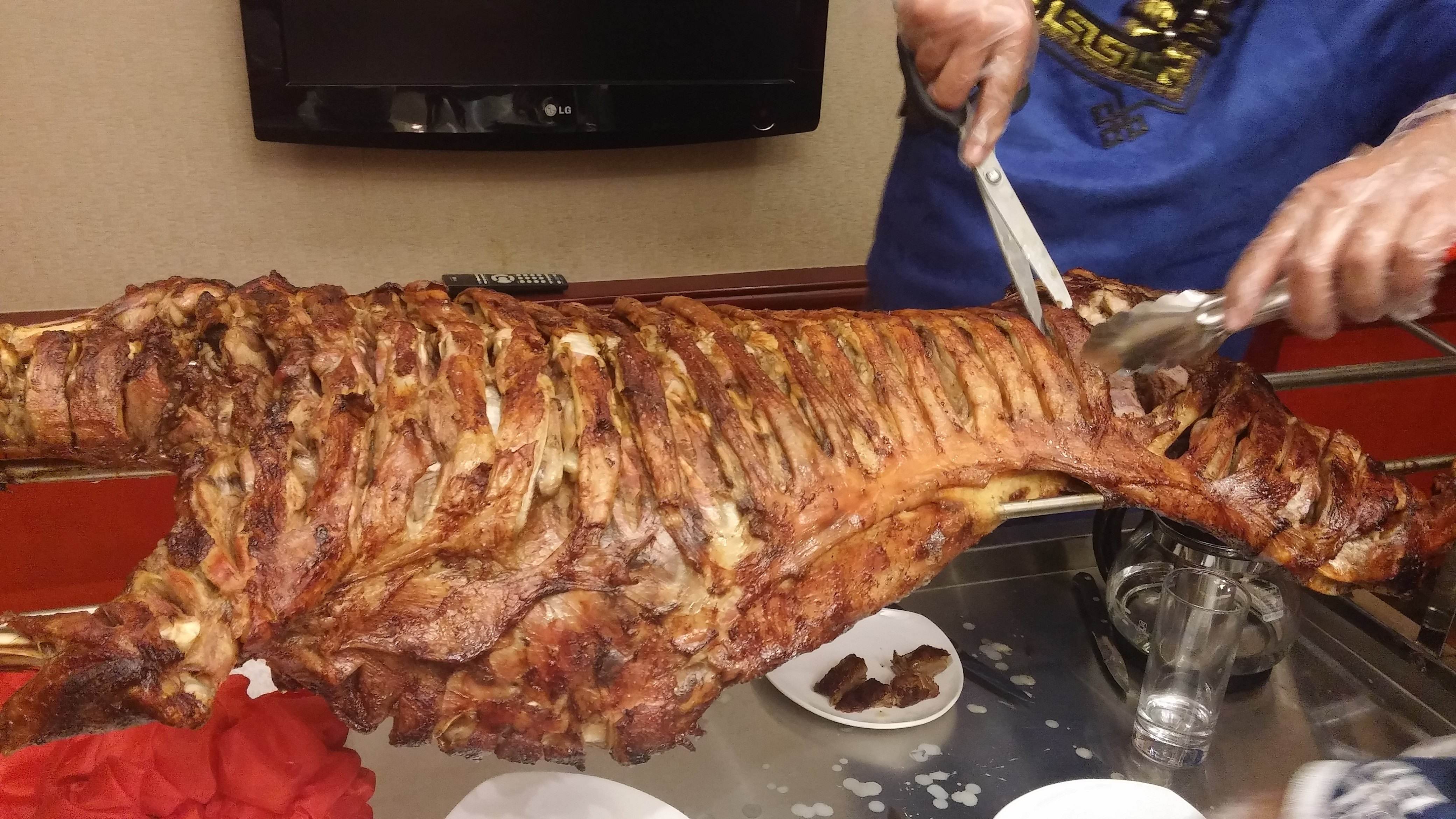 人气美食古法烤全羊,阿塞拜疆烤全羊美食