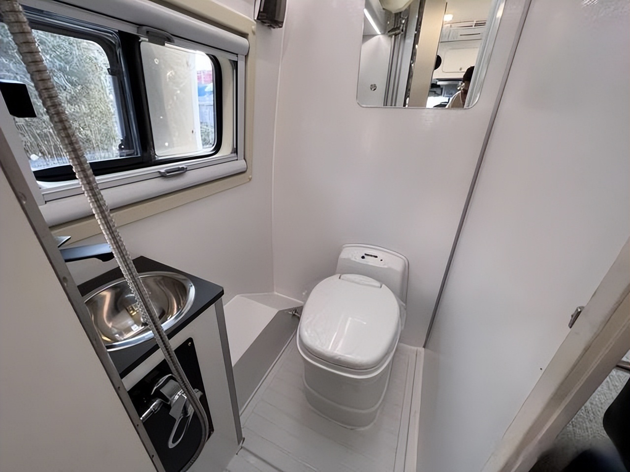 卫航v570房车价目表,卫航v570房车纵床