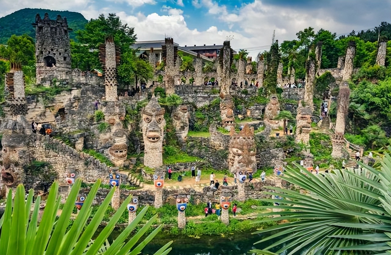 贵州80岁老人隐居深山打造古城,贵州一老人隐居在古堡30年