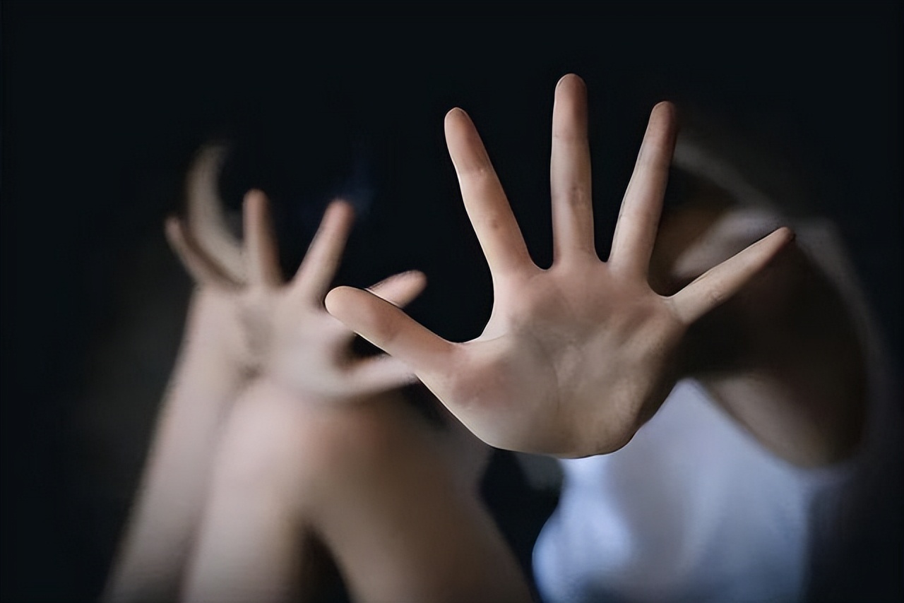 醉酒女大学生惨死宾馆，下身出血大小便*禁失**，监控拍下可怕画面！