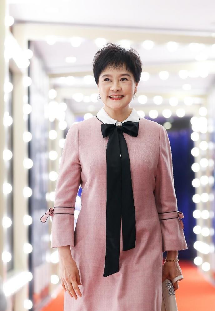 冯远征和老婆唐装照片,冯远征老婆穿红裙