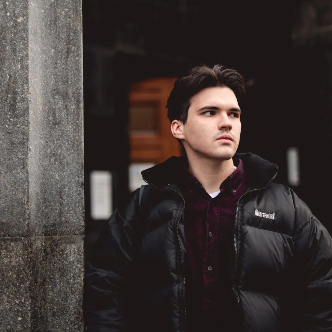 俄罗斯逃课女孩走红,俄罗斯女生被偷拍爆红网络