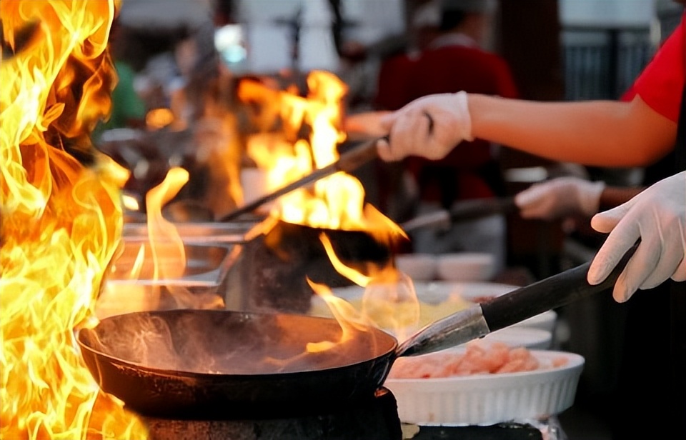 7000元左右美的直吸加侧吸集成灶,集成灶和顶吸油烟机哪个更美观