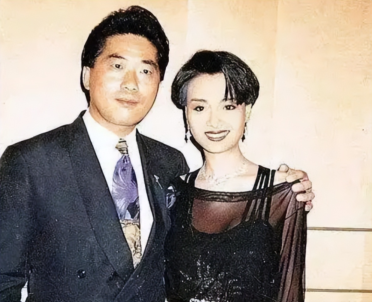 长了一张风情万种的脸下一句,看似清纯实际丰富情史女明星