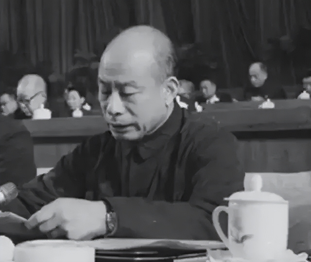 78年，他调任北京市委书记，向*国锋华**抱怨：我在天津屁股还没坐稳