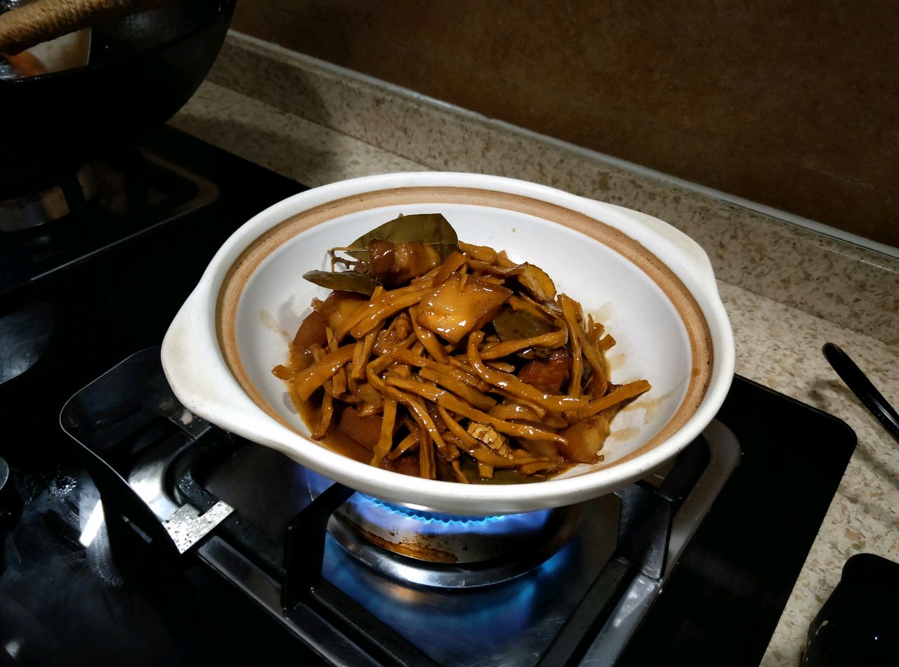 笋干的泡发家常做法,鲜笋做笋干焯水后要用冷水浸泡吗