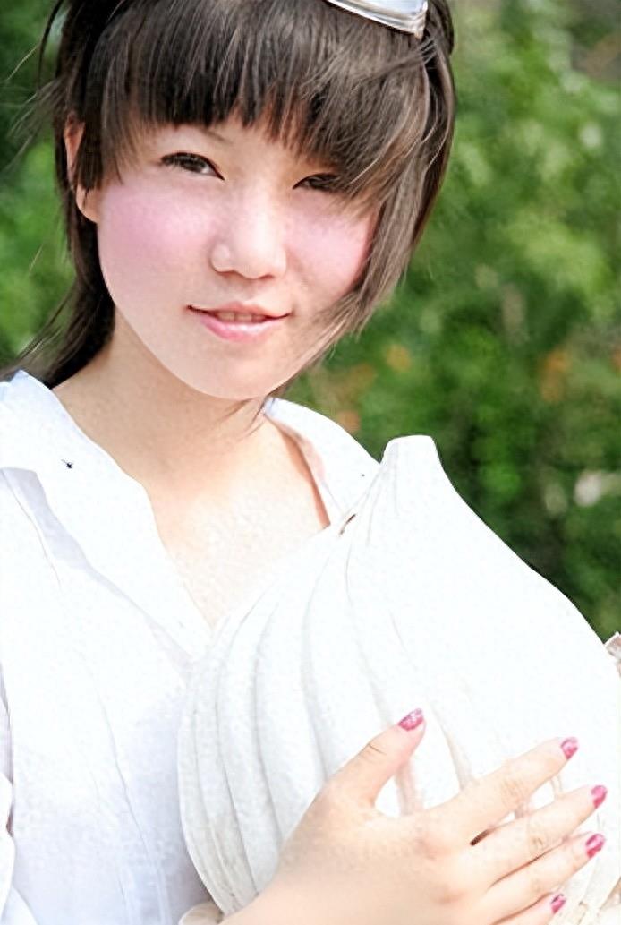 年轻时拍100多套写真，最红裸模*筱雨张**，如今过得怎么样？