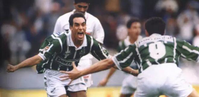 黑白两重天:球场狂欢,牢狱徘徊