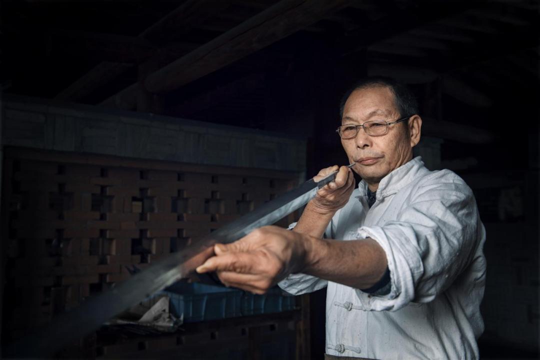 现代工艺铸剑能砍断古代的剑吗,铸剑师重现十大名剑