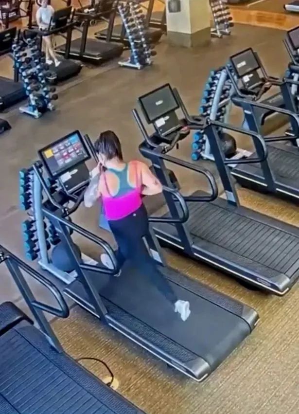 真是太尴尬了，女子在健身房跑步，裤子被夹住竟然走光