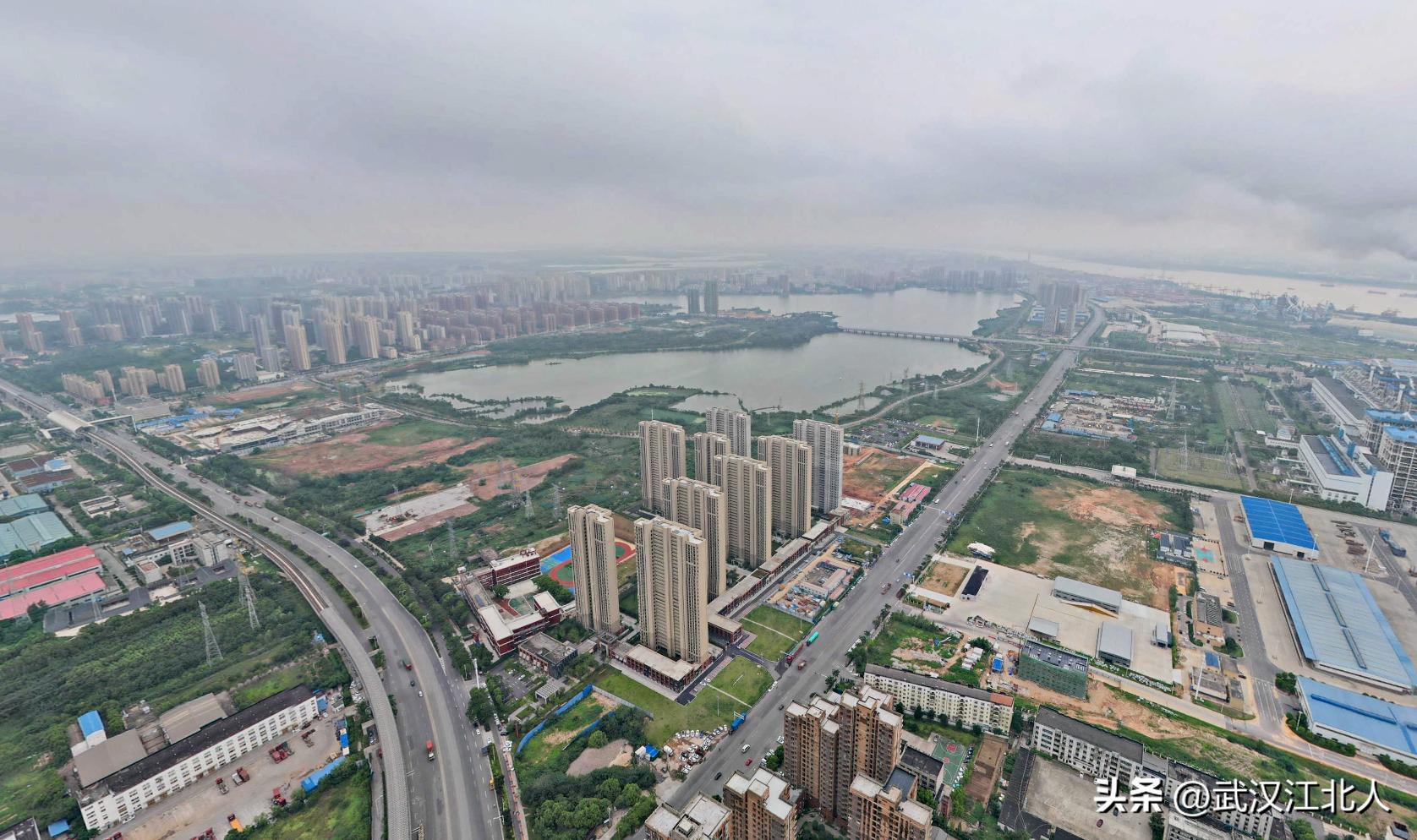 武汉的浦东阳逻，发展30年后，常住人口比盘龙城少太多了！