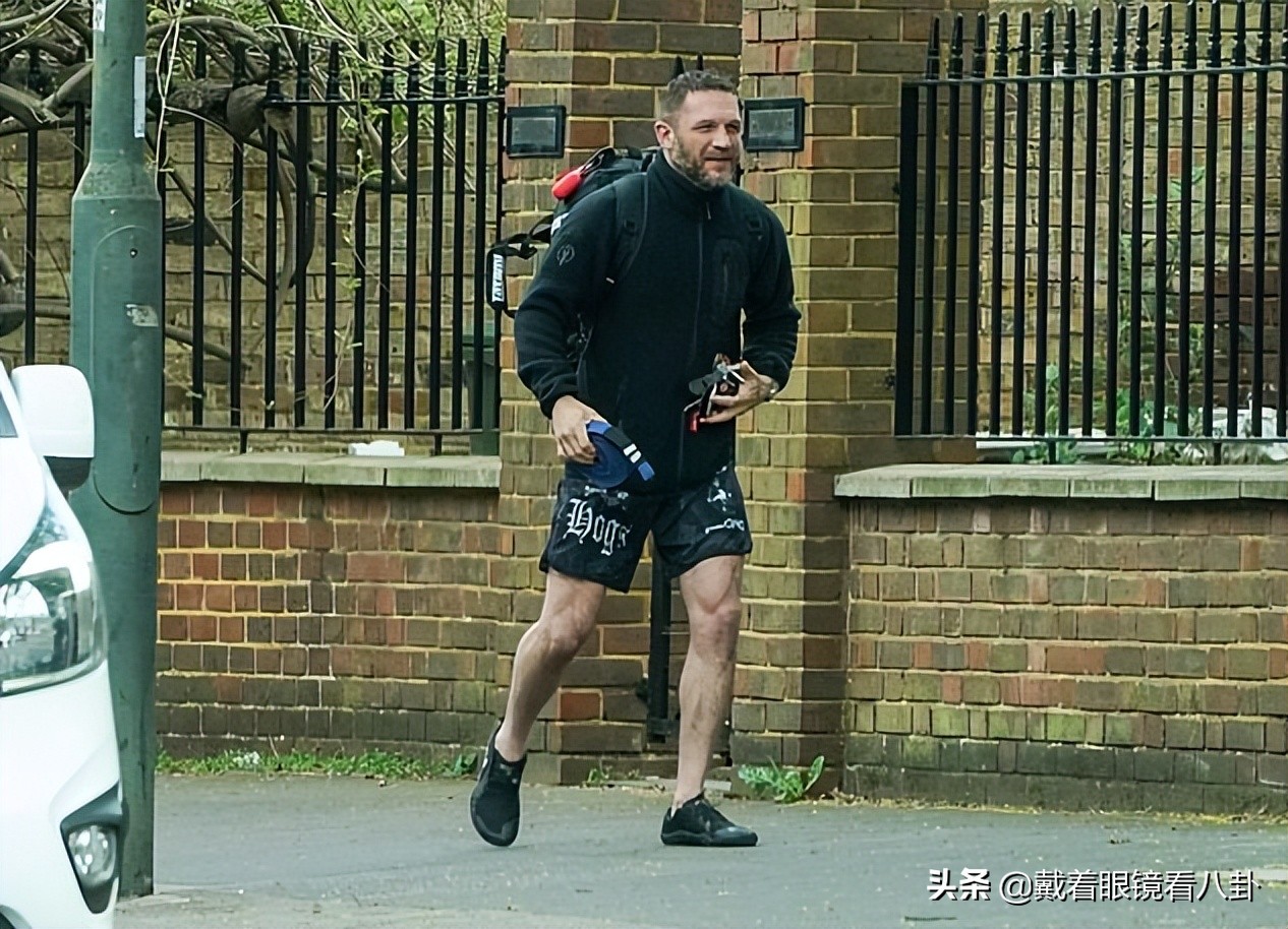 汤姆哈迪休息日前往武术馆，中途和邻居聊天，胡子拉碴似普通大叔