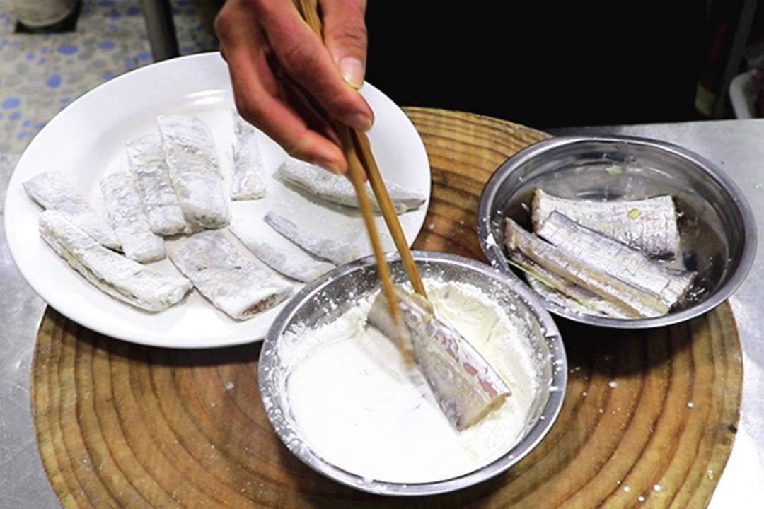 黑眼睛带鱼与黄眼睛带鱼的区别,带鱼大眼睛的好还是小眼睛的好